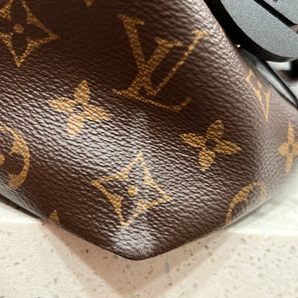 Authentic LV Montsouris PM, Brown/Black/inside is a burgundy red - Picture 2 of 8